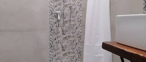 Sèche-cheveux, serviettes fournies, savon, papier toilette