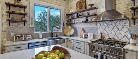 冷蔵庫、電子レンジ、オーブン、コンロ