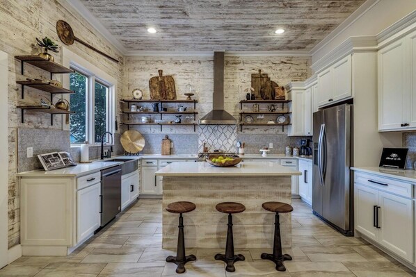 Een koelkast, een microgolfoven, een oven, een kookplaat