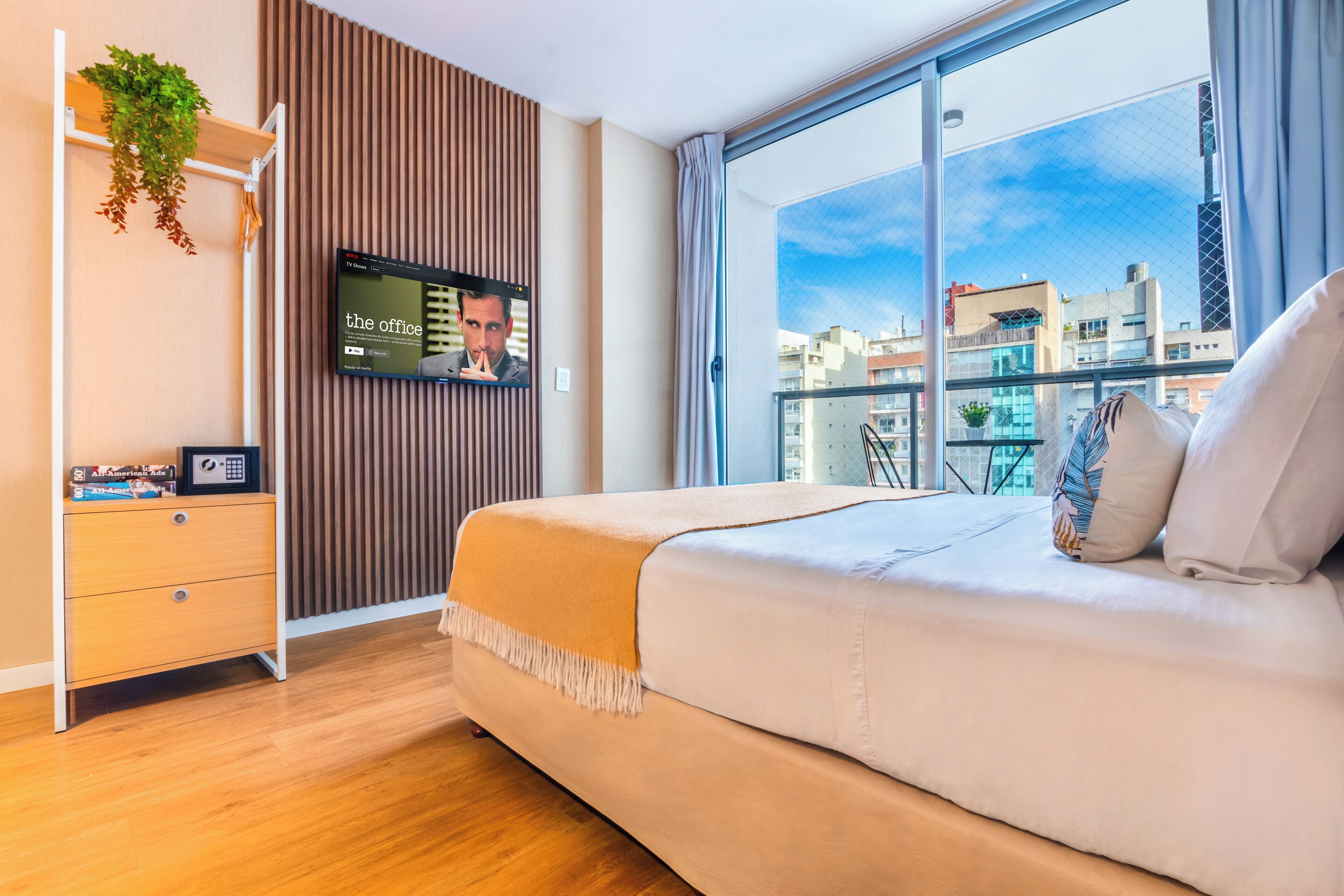 خزنة داخل الغرفة ومكتب ومساحة عمل للكمبيوتر المحمول ومكواة/لوح كي