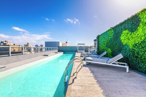 Kauden mukainen ulkouima-allas avoinna 9.00–19.00, aurinkotuoleja