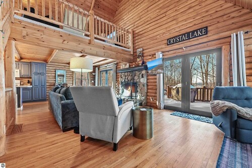 The Hillside Hideaway at Crystal Lake - Gorgeous with Great Outdoor Deck and Spa!