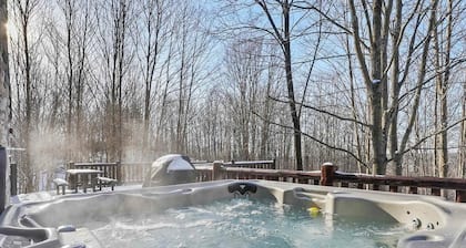 The Hillside Hideaway at Crystal Lake - Gorgeous with Great Outdoor Deck and Spa!
