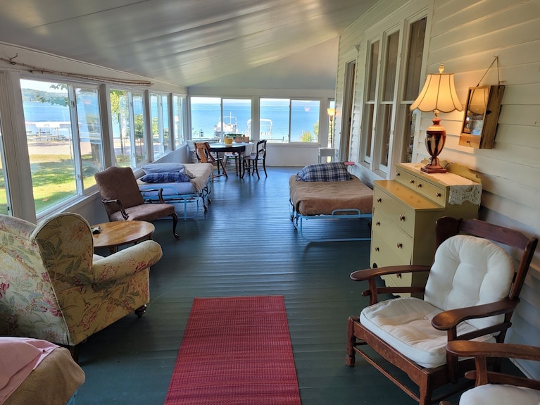 Lil's On The Lake - Vintage Cottage On Crystal Lake, Dog-friendly, And Short Walk To Downtown Beulah! - Michigan