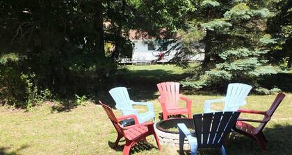 The Maple Cottage - WALK TO BEACH, LAKE MICHIGAN, AND DOWNTOWN!