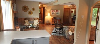 The Maple Cottage - WALK TO BEACH, LAKE MICHIGAN, AND DOWNTOWN!