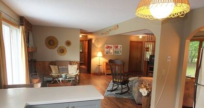 The Maple Cottage - WALK TO BEACH, LAKE MICHIGAN, AND DOWNTOWN!