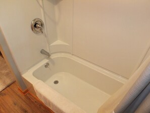 Hair dryer, towels - The Maple Cottage - WALK TO BEACH, LAKE MICHIGAN, AND DOWNTOWN! (Frankfort)