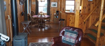 The Crystalaire Cabin - Charming, Relaxing, and Peaceful in A Very Quiet Area!