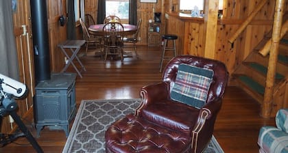 The Crystalaire Cabin - Charming, Relaxing, and Peaceful in A Very Quiet Area!