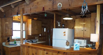 The Crystalaire Cabin - Charming, Relaxing, and Peaceful in A Very Quiet Area!
