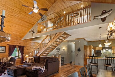 Weatherwood - Gorgeous Luxury Log Cabin with Spa, Sauna, & Games!  8 minutes from Crystal Mountain!