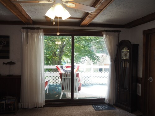 Emanuel - CUTE UPSTAIRS APARTMENT WITH AIR CONDITIONING!  GREAT LOCATION AND DOG-FRIENDLY!