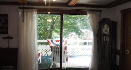 Emanuel - CUTE UPSTAIRS APARTMENT WITH AIR CONDITIONING! GREAT LOCATION AND DOG-FRIENDLY!