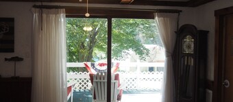 Emanuel - CUTE UPSTAIRS APARTMENT WITH AIR CONDITIONING! GREAT LOCATION AND DOG-FRIENDLY!