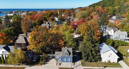 Restoration - Romantic Getaway with Hot Tub, Deck, Fully Fenced-In Backyard, Bonfire Ring, Grill, A/C, and Great Location! Also dog-friendly!