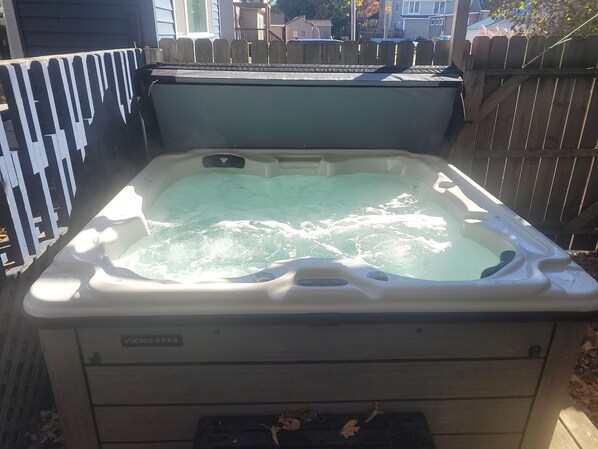 Banyera d'hidromassatge a l'aire lliure