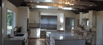 Lorlee - A Large and Luxurious Lakefront Cottage!