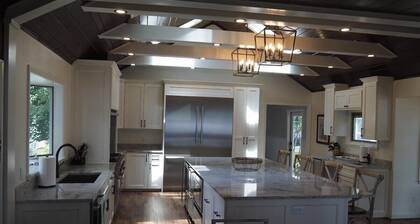 Lorlee - A Large and Luxurious Lakefront Cottage!