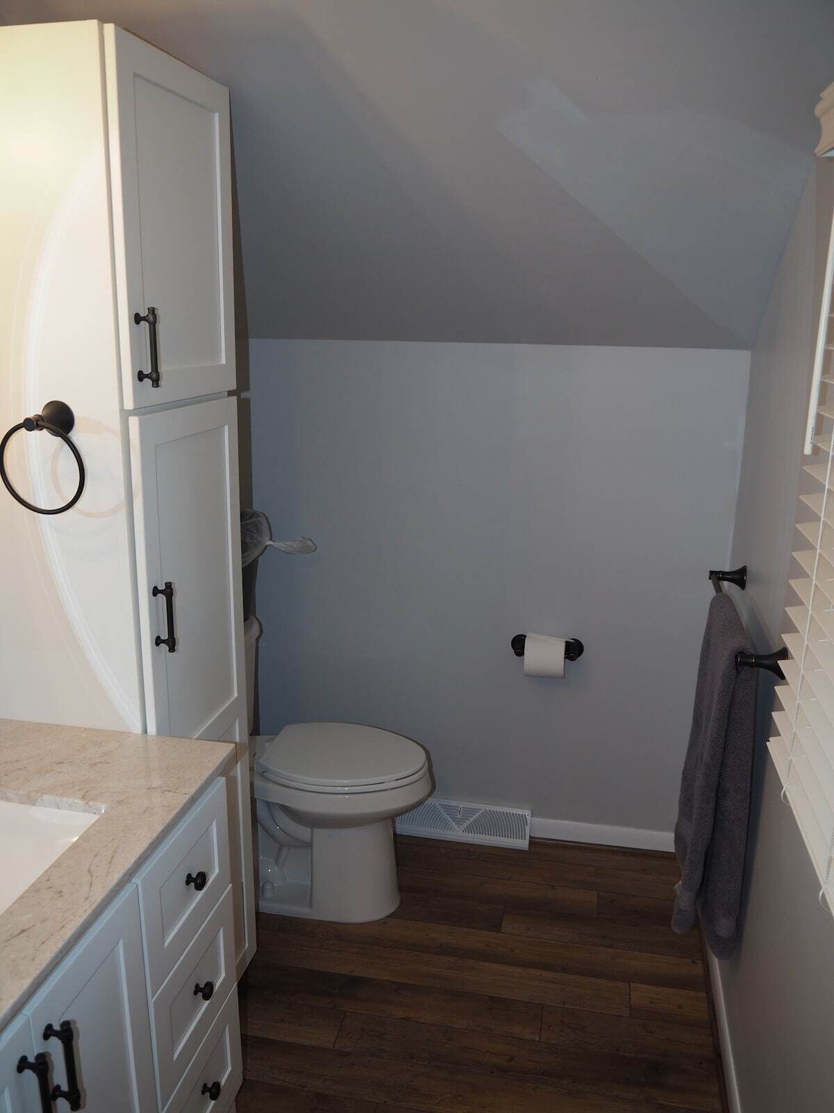Un baño pequeño con inodoro, lavamanos y un mueble con cajones.