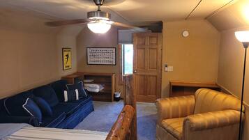 4 habitaciones, escritorio y tabla de planchar con plancha