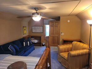 4 dormitorios, escritorio, tabla de planchar con plancha y cuna de viaje