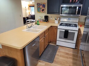 Frigorífico, microondas, horno y placa de cocina