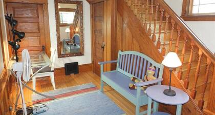Leelanau Cottage - Gorgeous & Great Location! Walking Distance to Beach and Downtown!