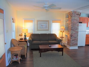 Smart TV - The Cute & Cozy - Lower Apt. - GREAT LOCATION!  WALK TO DOWNTOWN AND LAKE MICHIGAN! (Frankfort)