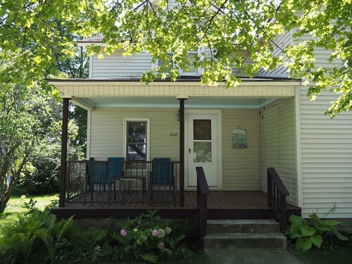 The Cute & Cozy - Lower Apt. - GREAT LOCATION!  WALK TO DOWNTOWN AND LAKE MICHIGAN!