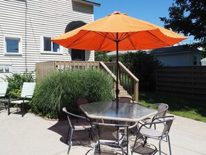Outdoor dining - The Cute & Cozy - Lower Apt. - GREAT LOCATION!  WALK TO DOWNTOWN AND LAKE MICHIGAN! (Frankfort)