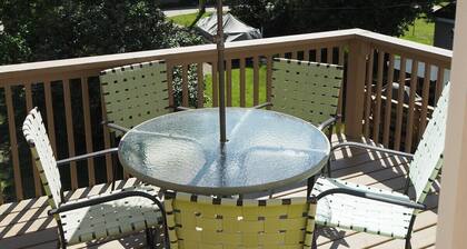 The Cute & Cozy - Upper Apartment - GREAT LOCATION! WALK TO BEACH AND DOWNTOWN! A/C!