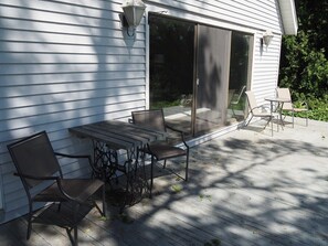 Outdoor dining - A Short's Walk - Sandy Lakefront with Spa / Hot Tub and Kayaks! (Elk Rapids)
