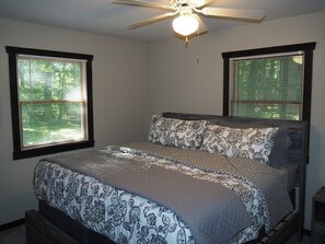 3 bedrooms, free WiFi, bed sheets - A Short's Walk - Sandy Lakefront with Spa / Hot Tub and Kayaks! (Elk Rapids)