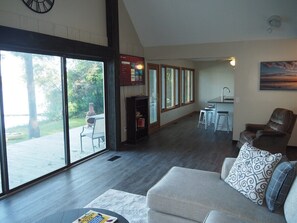 Smart TV, fireplace - A Short's Walk - Sandy Lakefront with Spa / Hot Tub and Kayaks! (Elk Rapids)