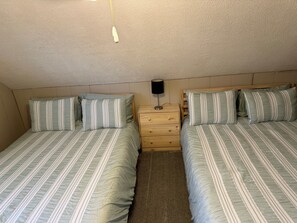 3 bedrooms, free WiFi, bed sheets - A Short's Walk - Sandy Lakefront with Spa / Hot Tub and Kayaks! (Elk Rapids)