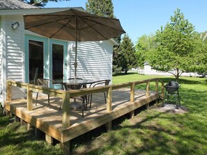 Outdoor dining - Beach Town Escape - NEWLY-REMODELED & GORGEOUS! GREAT LOCATION AS WELL! (Frankfort)