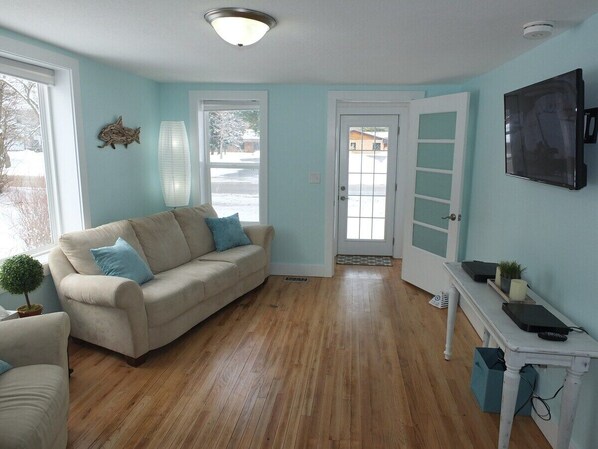 Smart TV - Beach Town Escape - NEWLY-REMODELED & GORGEOUS! GREAT LOCATION AS WELL! (Frankfort)