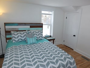 2 bedrooms, free WiFi, bed sheets - Beach Town Escape - NEWLY-REMODELED & GORGEOUS! GREAT LOCATION AS WELL! (Frankfort)