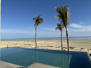 Aurinkotuoleja, rantapyyhkeitä