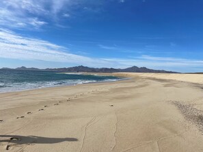 Aurinkotuoleja, rantapyyhkeitä