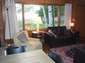 Smart TV, chimenea y oficina
