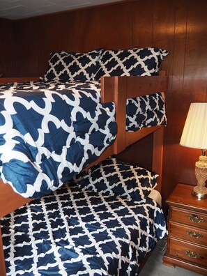 3 habitaciones, escritorio, wifi gratis y ropa de cama