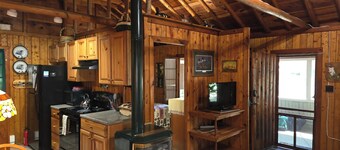 Twin Birch Resort - The Brown Bear Cabin: Lake Access with Rowboat and Kayak!