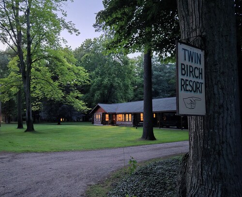Twin Birch Resort - The Kodiak Cabin:  Lake Access with Dock, Rowboat, and Kayak!