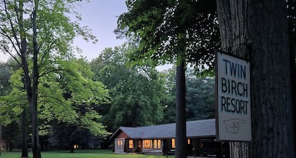 Twin Birch Resort - The Kodiak Cabin: Lake Access with Dock, Rowboat, and Kayak!