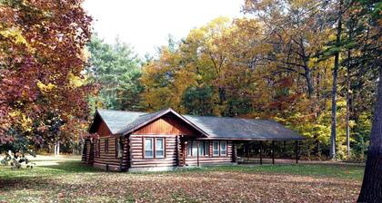 Twin Birch Resort - The Kodiak Cabin:  Lake Access with Dock, Rowboat, and Kayak!