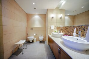A modern bathroom with a large sink, two toilets, a bidet, and a small step stool. - 2 Bedroom Cozy Apartment in Palm Jumeirah (Dubai)