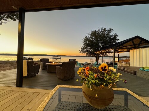 Lakefront retreat with private Boat Ramp, Dock, Hot Tub, and Stunning Sunsets ☀️