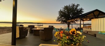 Lakefront retreat with private Boat Ramp, Dock, Hot Tub, and Stunning Sunsets ☀️